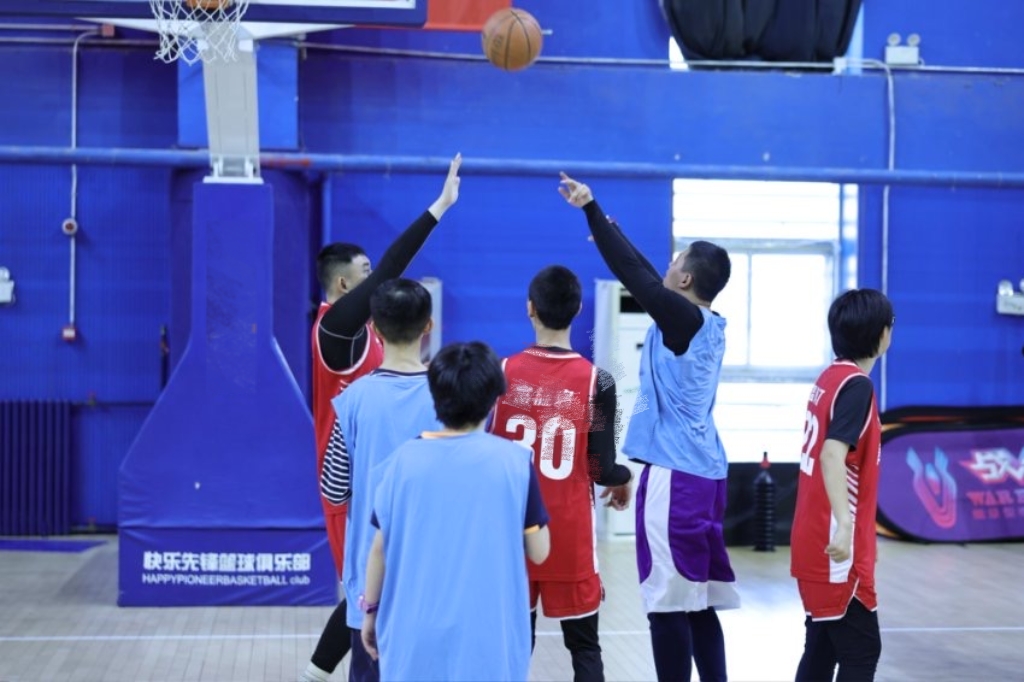 在北京，34位心青年组成四支队伍进行和谐欢乐的篮球联谊赛.jpg